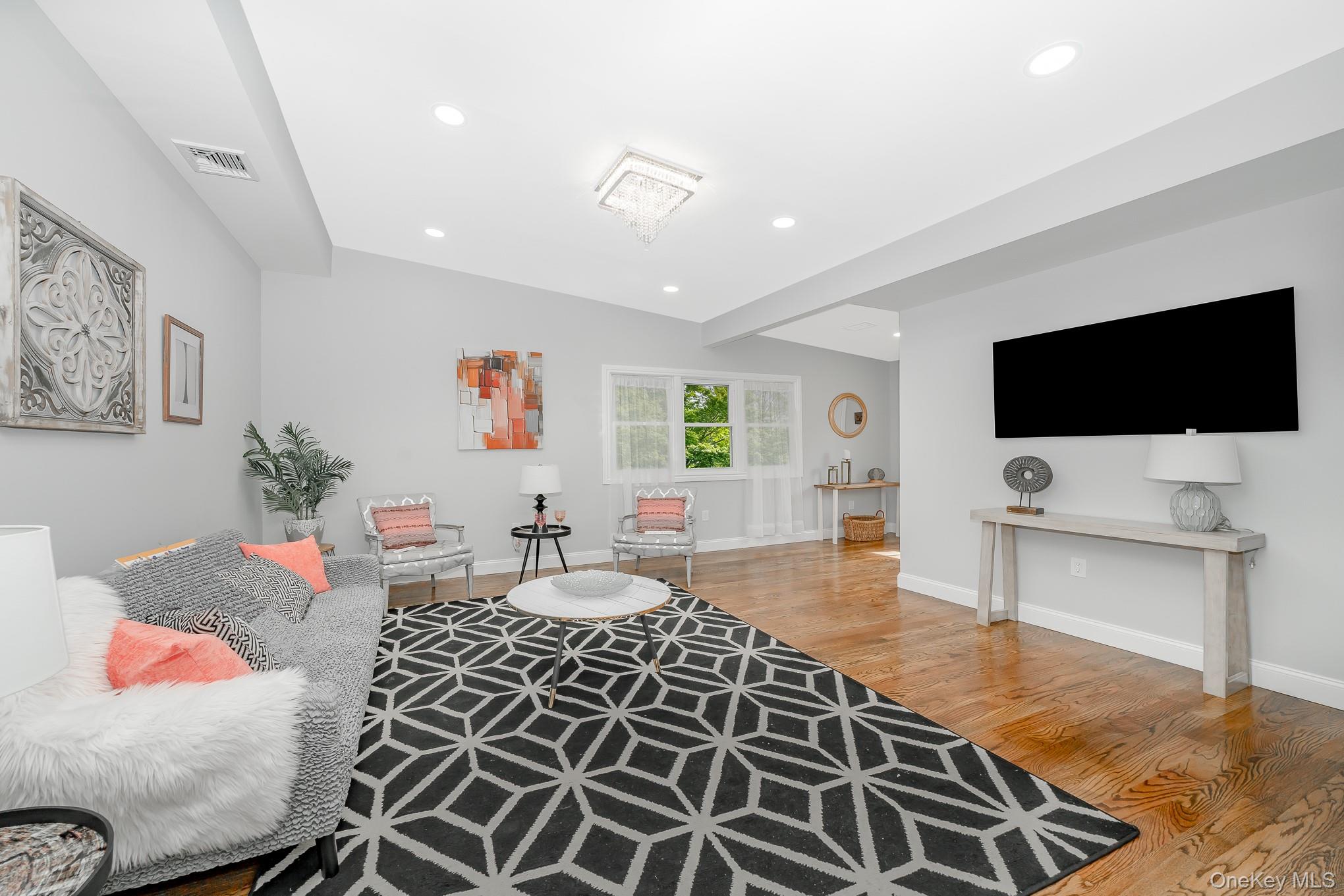 33 Ball Park Lane, Hicksville, NY 11801