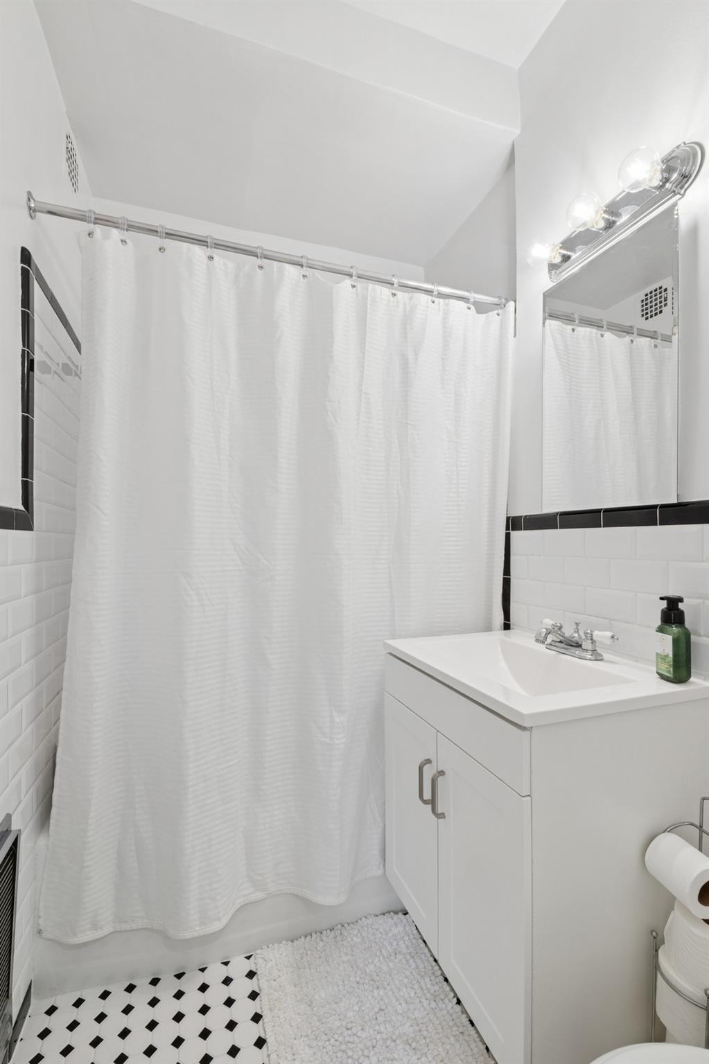 76-26 113th Street # 1B, Forest Hills, NY 11375