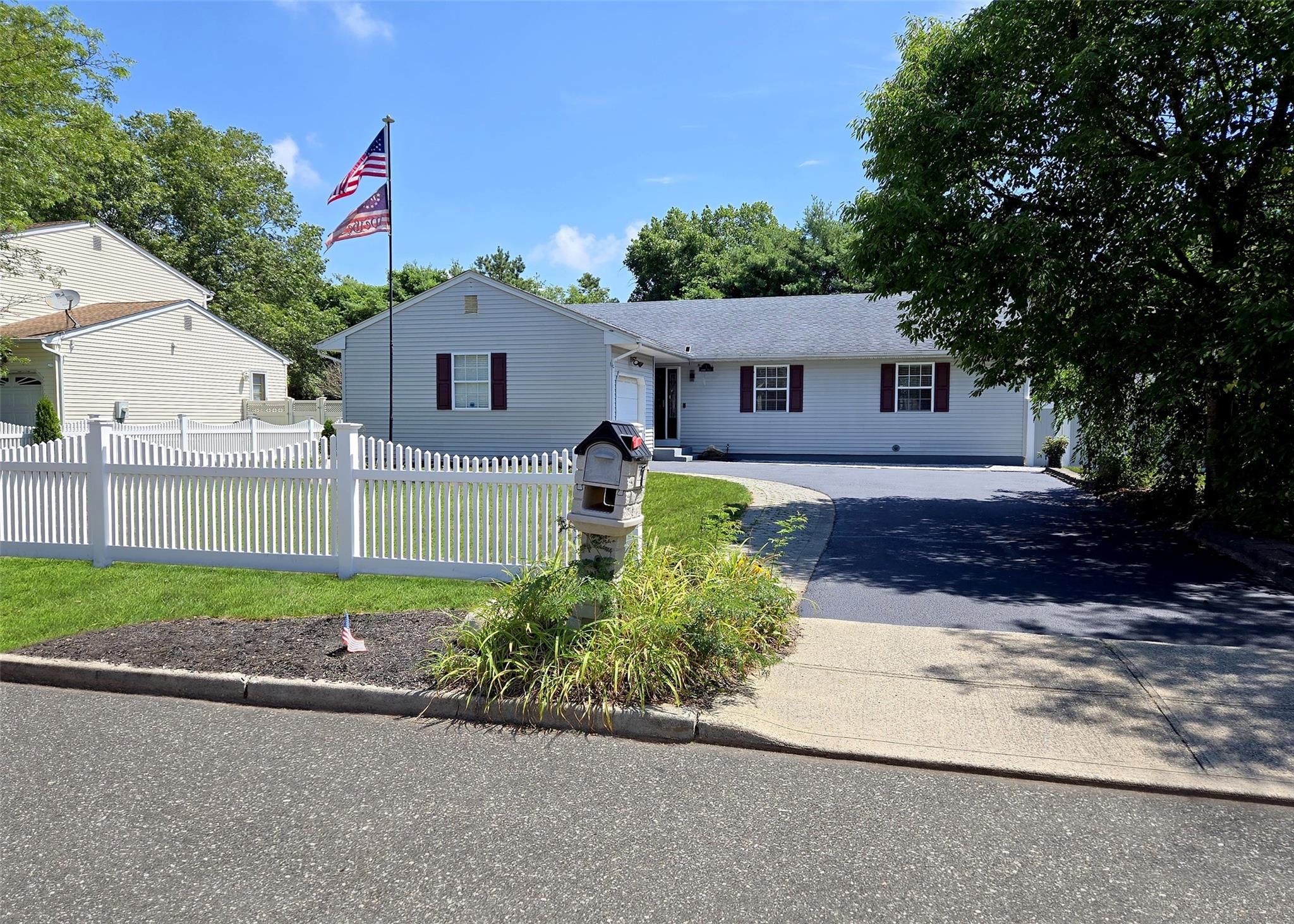 7 Sunset Drive, Bellport, NY 11713