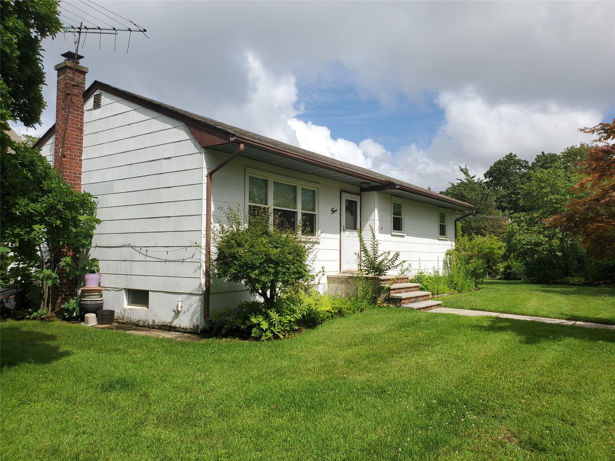 5 Uranus Road, Rocky Point, NY 11778