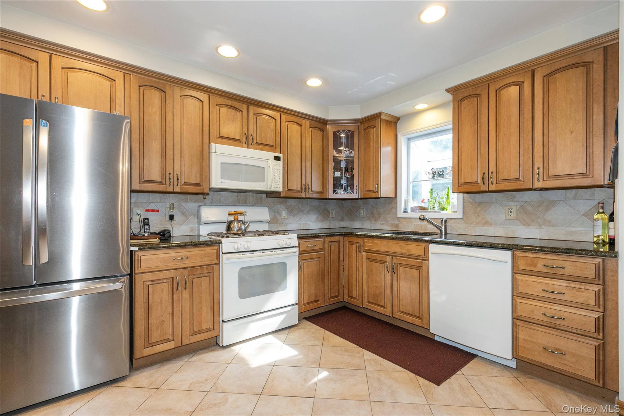 6 Grady Court, Great Neck, NY 11023