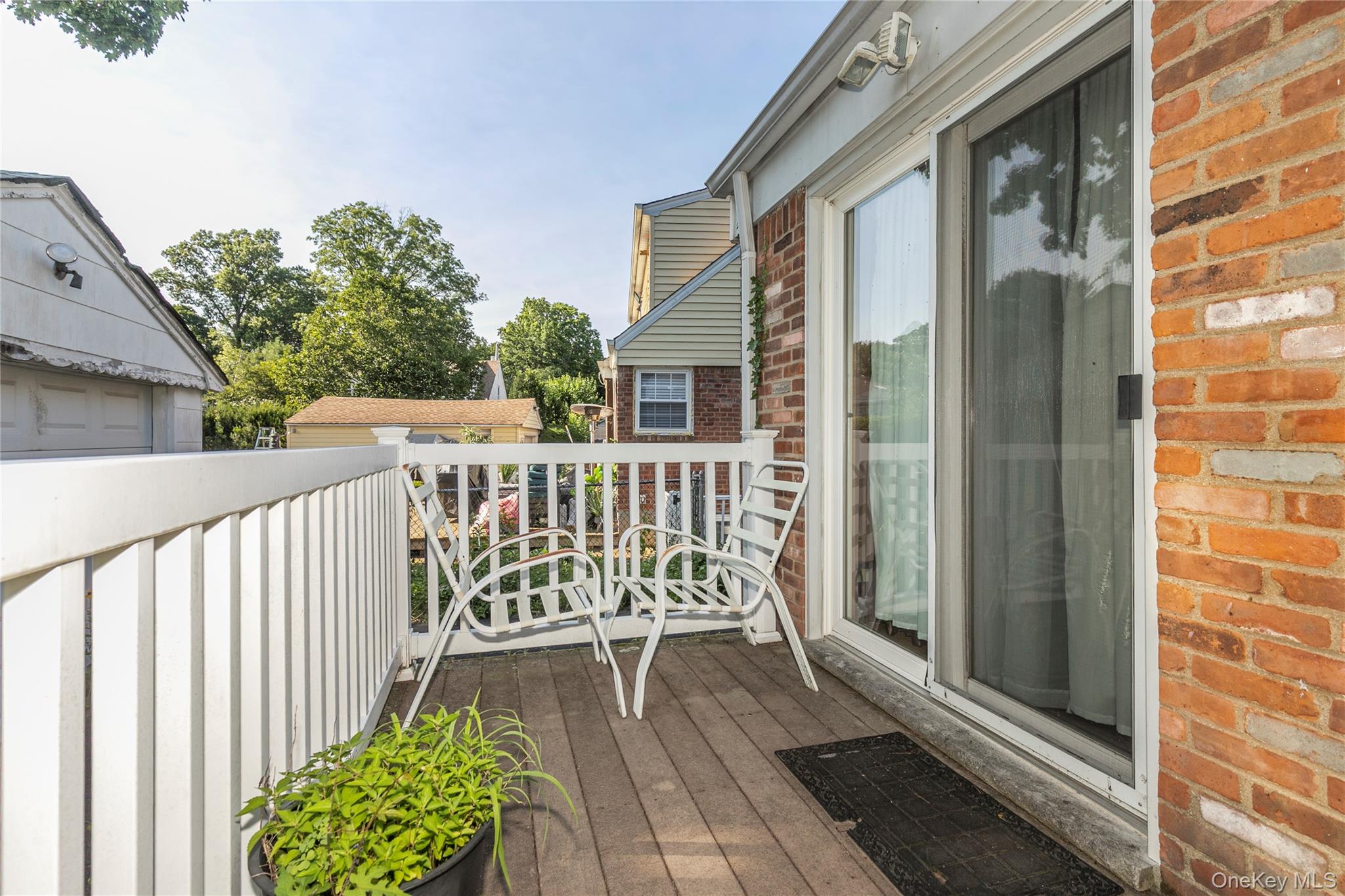 6 Grady Court, Great Neck, NY 11023