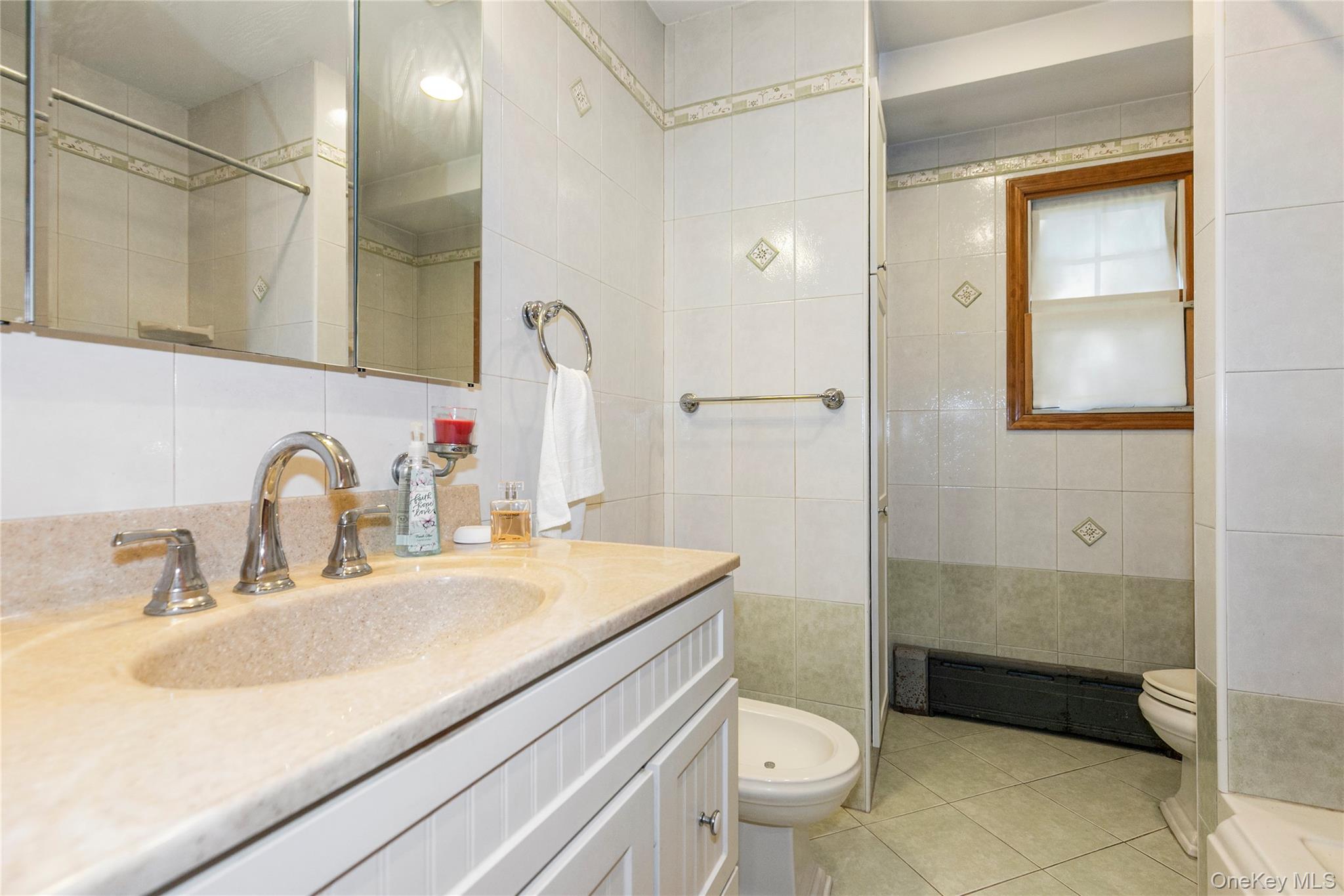 6 Grady Court, Great Neck, NY 11023