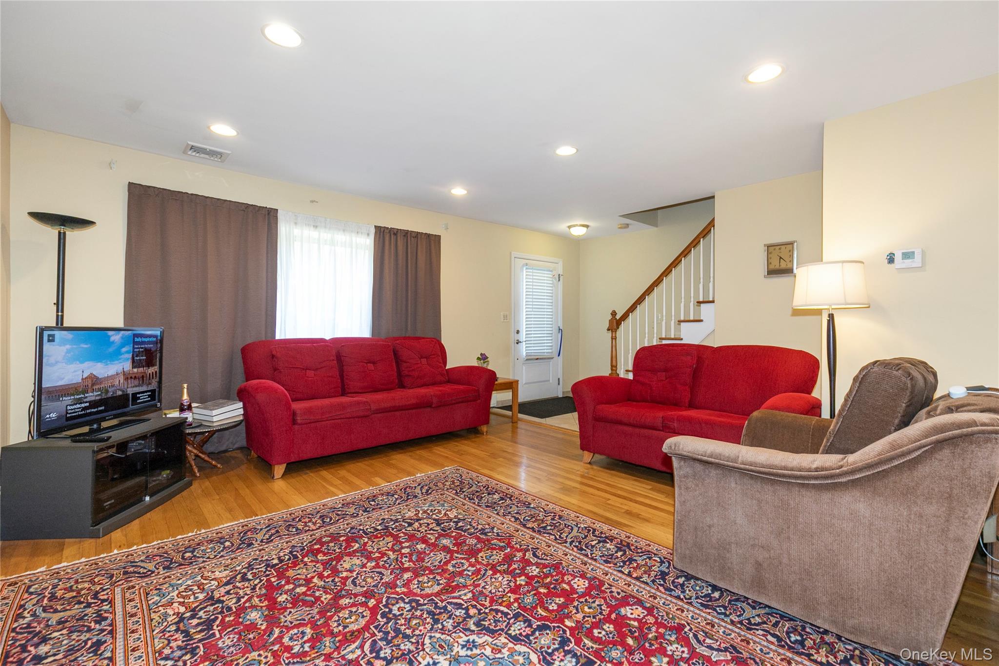 6 Grady Court, Great Neck, NY 11023