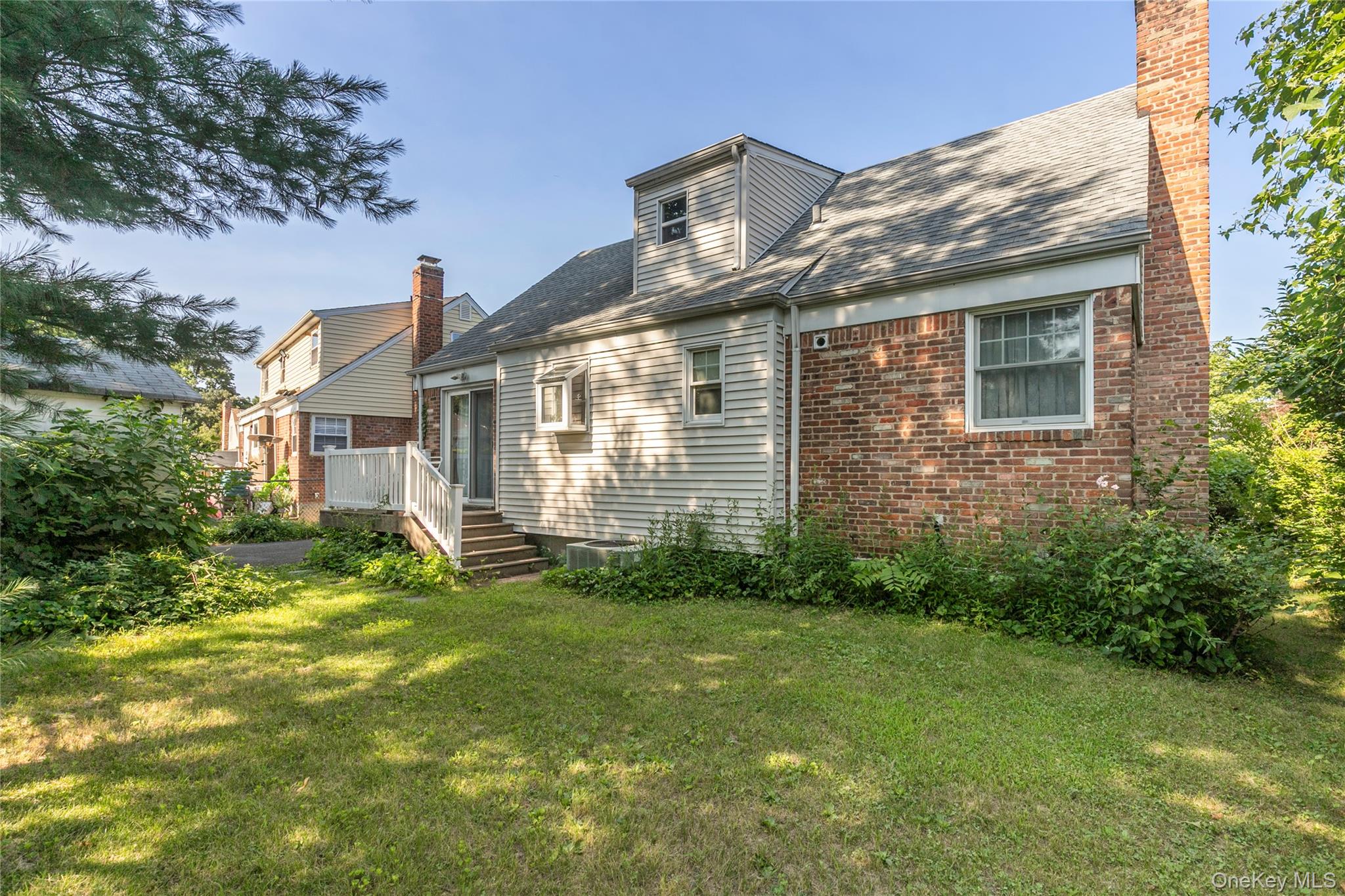 6 Grady Court, Great Neck, NY 11023