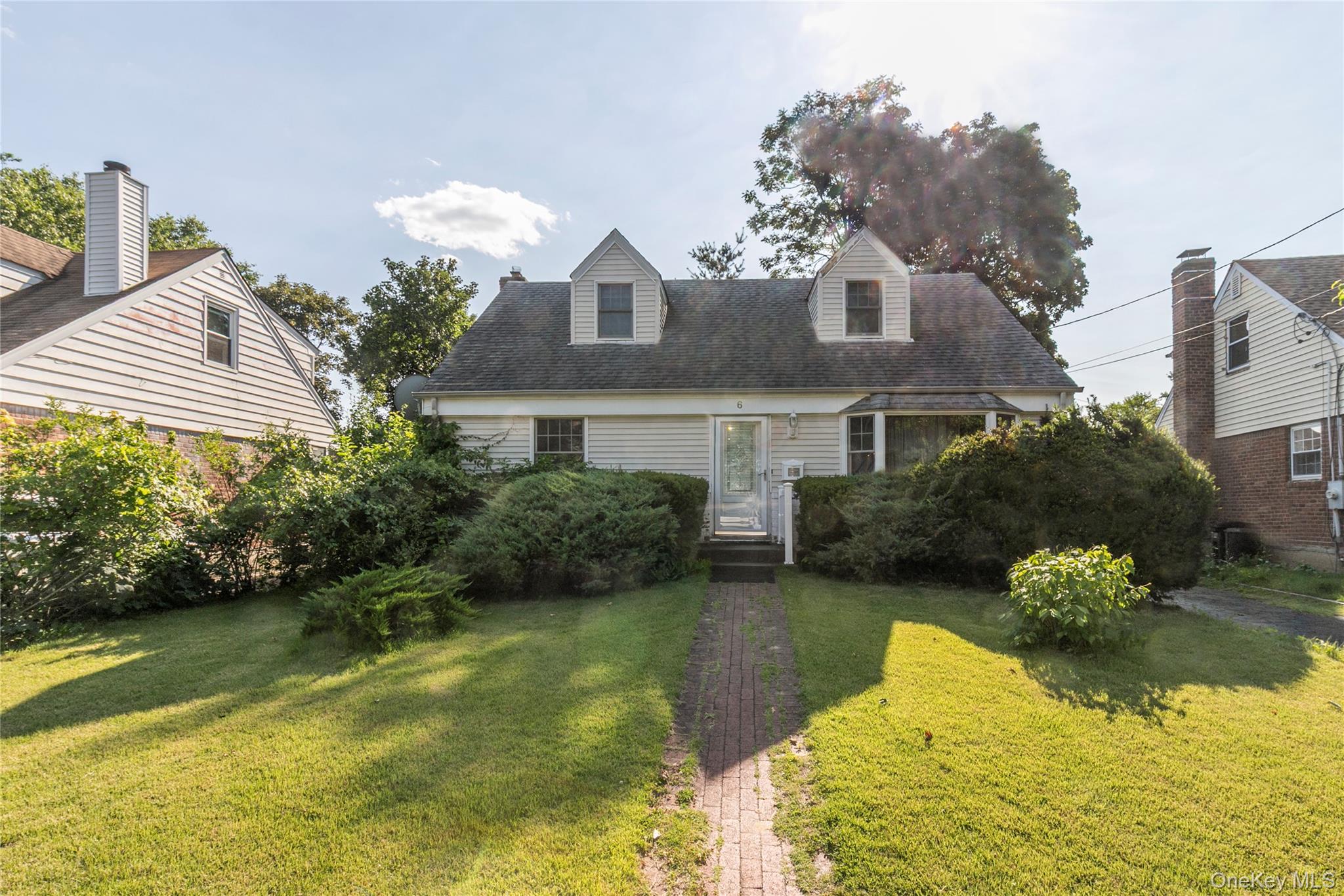 6 Grady Court, Great Neck, NY 11023