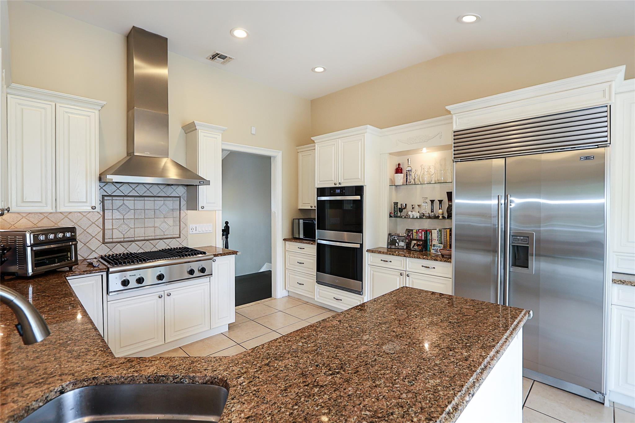 112 Ursula Drive, Roslyn, NY 11576