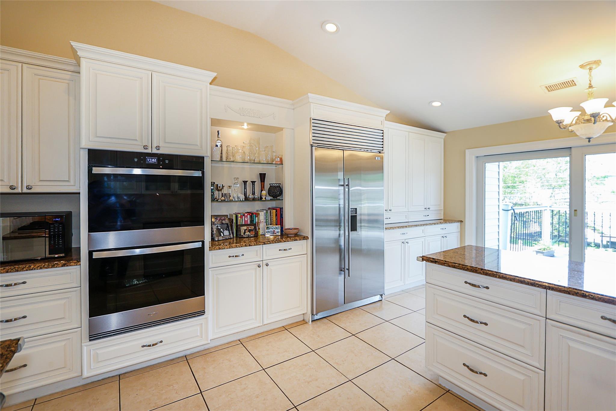 112 Ursula Drive, Roslyn, NY 11576