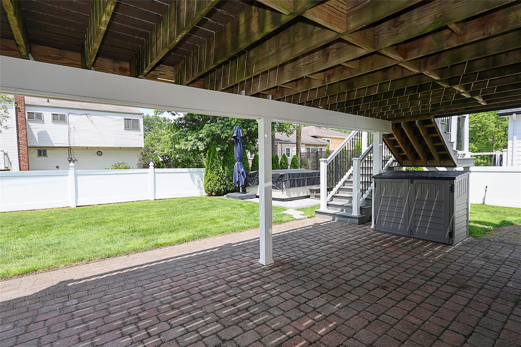 112 Ursula Drive, Roslyn, NY 11576