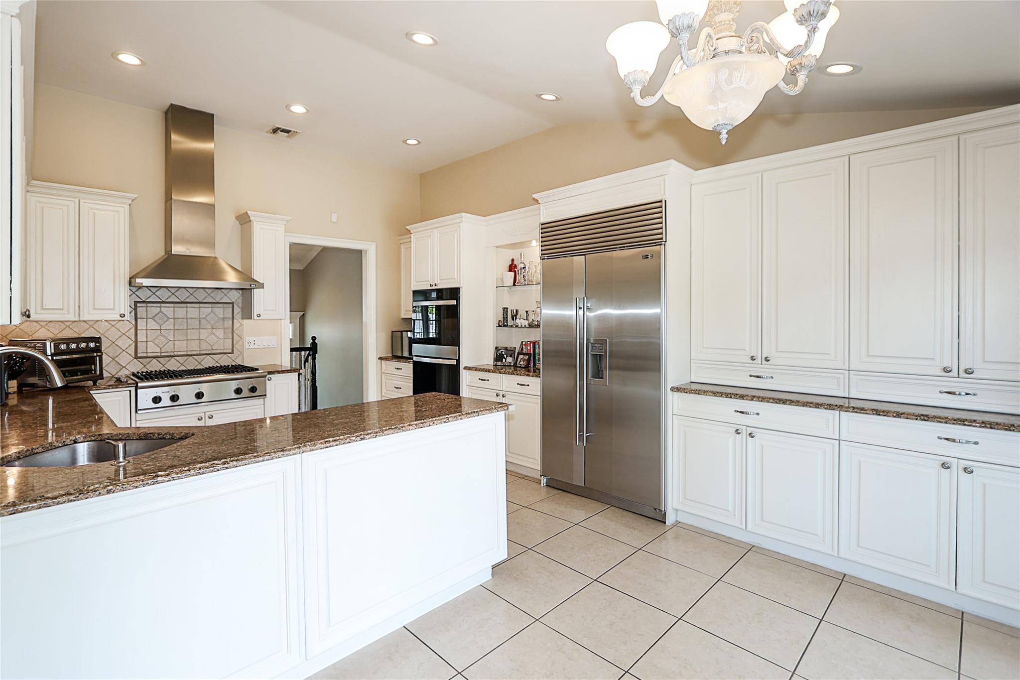 112 Ursula Drive, Roslyn, NY 11576