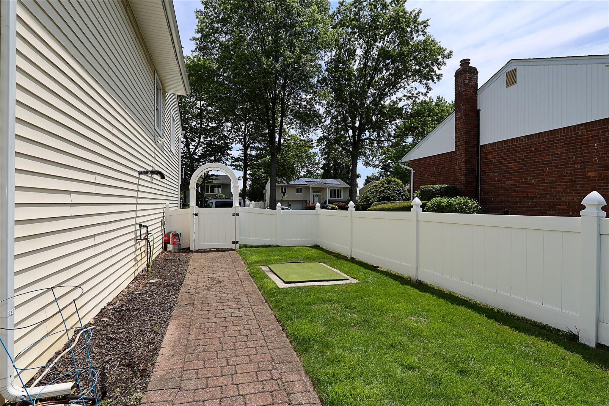 112 Ursula Drive, Roslyn, NY 11576