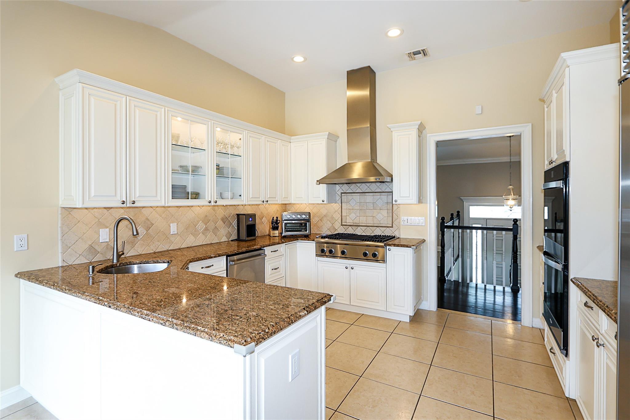 112 Ursula Drive, Roslyn, NY 11576