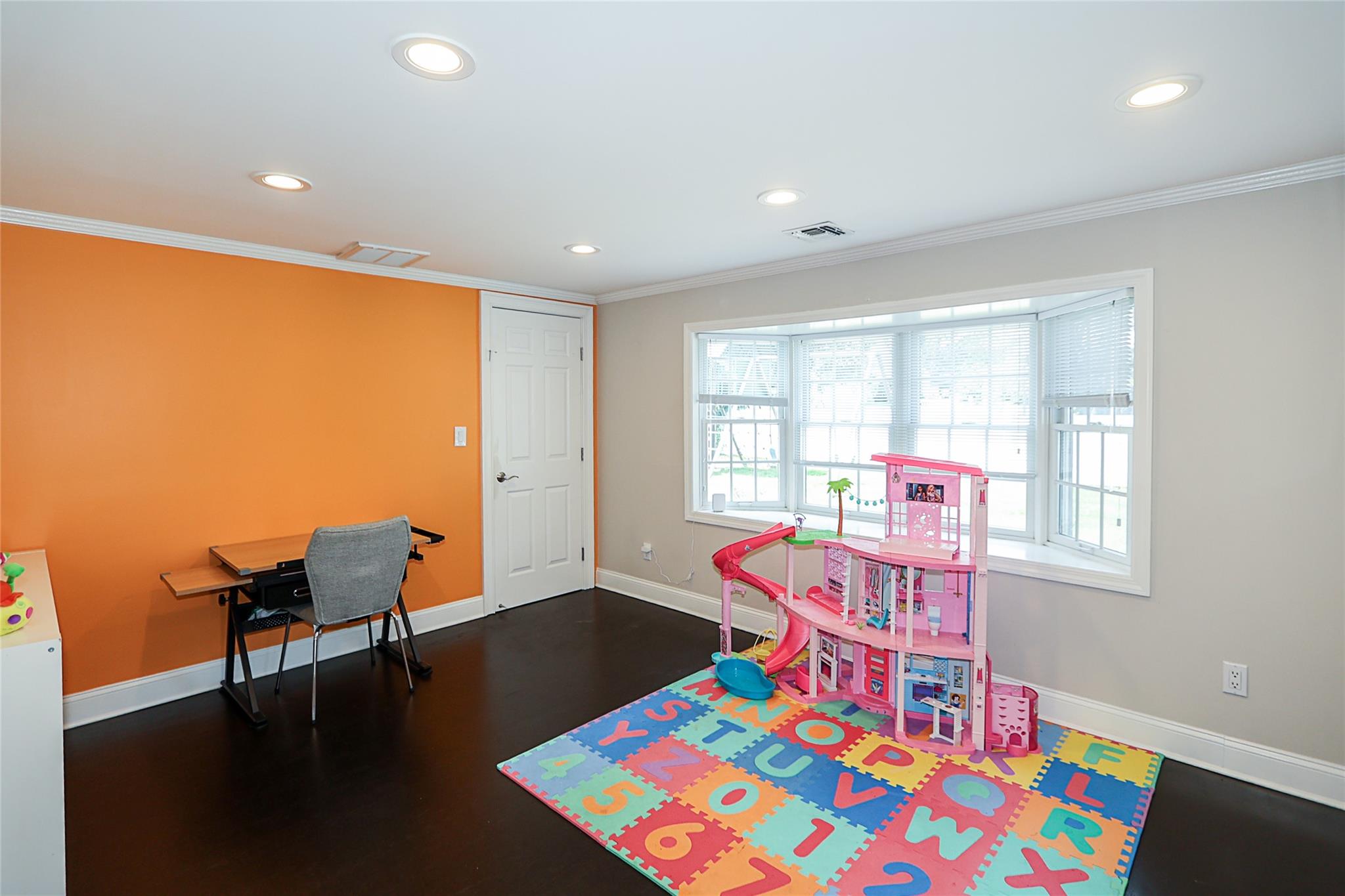 112 Ursula Drive, Roslyn, NY 11576