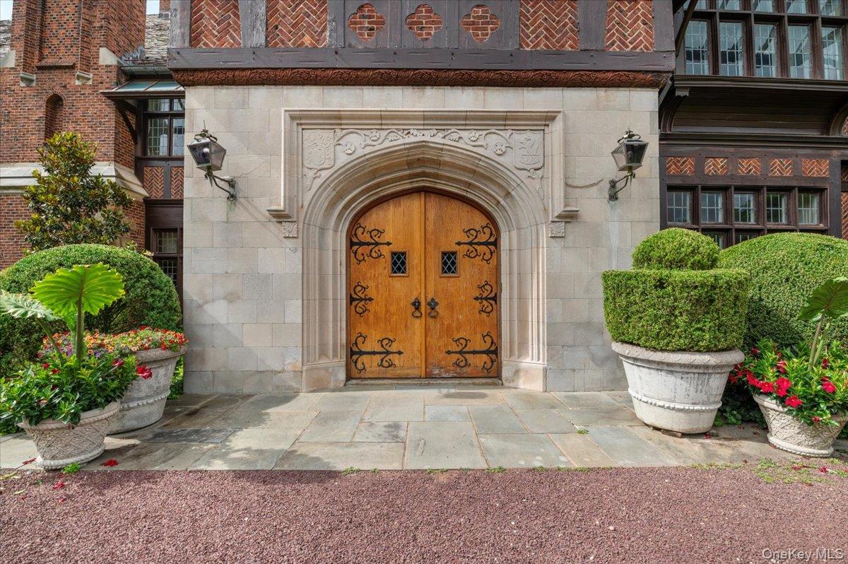 127 Horseshoe Road, Mill Neck, NY 11765