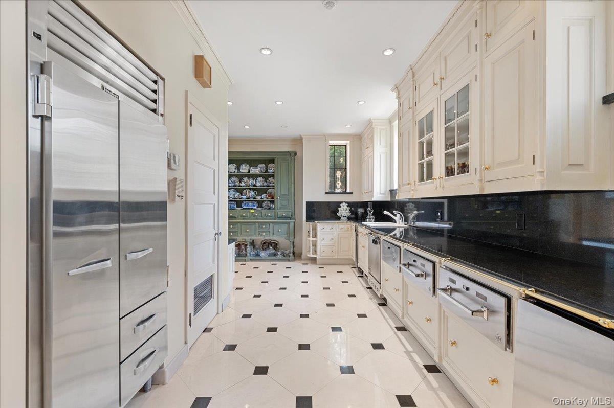 127 Horseshoe Road, Mill Neck, NY 11765