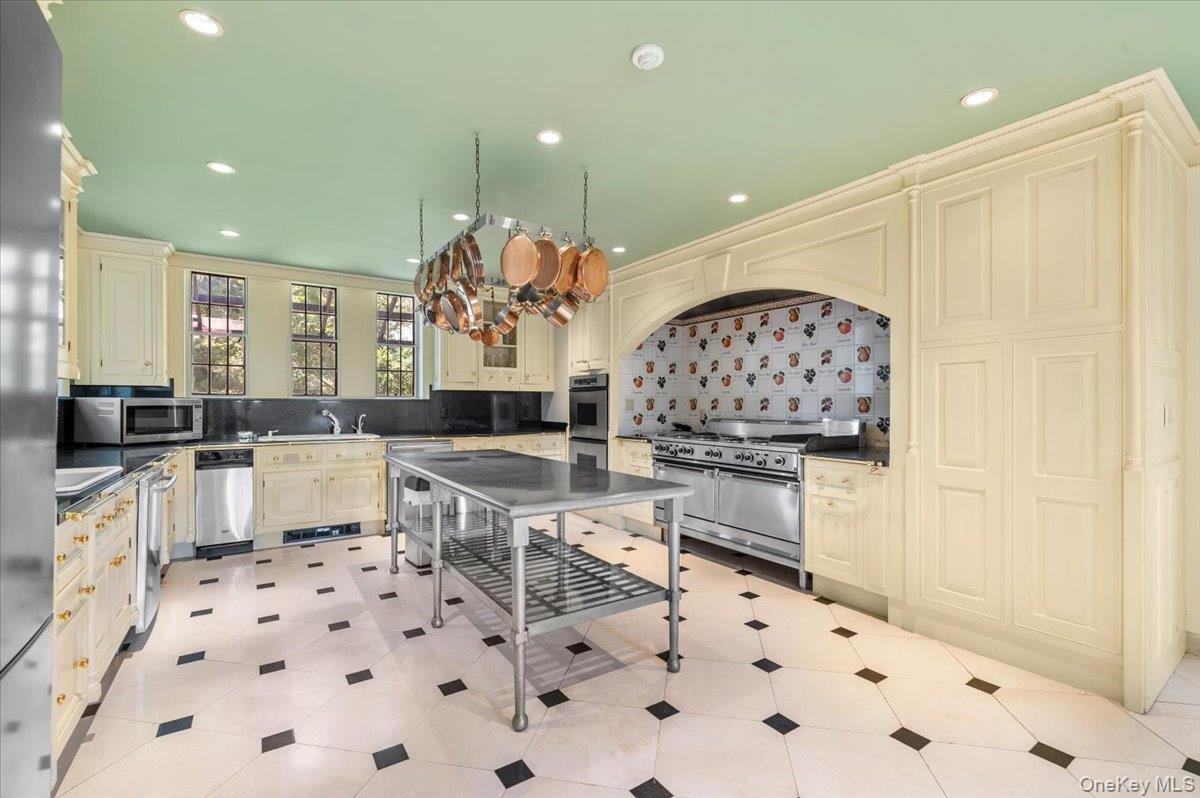 127 Horseshoe Road, Mill Neck, NY 11765