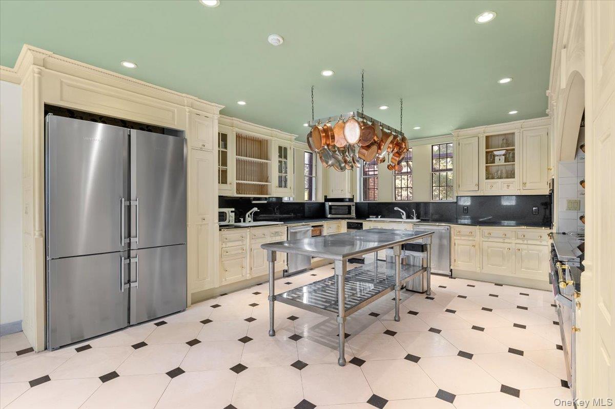 127 Horseshoe Road, Mill Neck, NY 11765