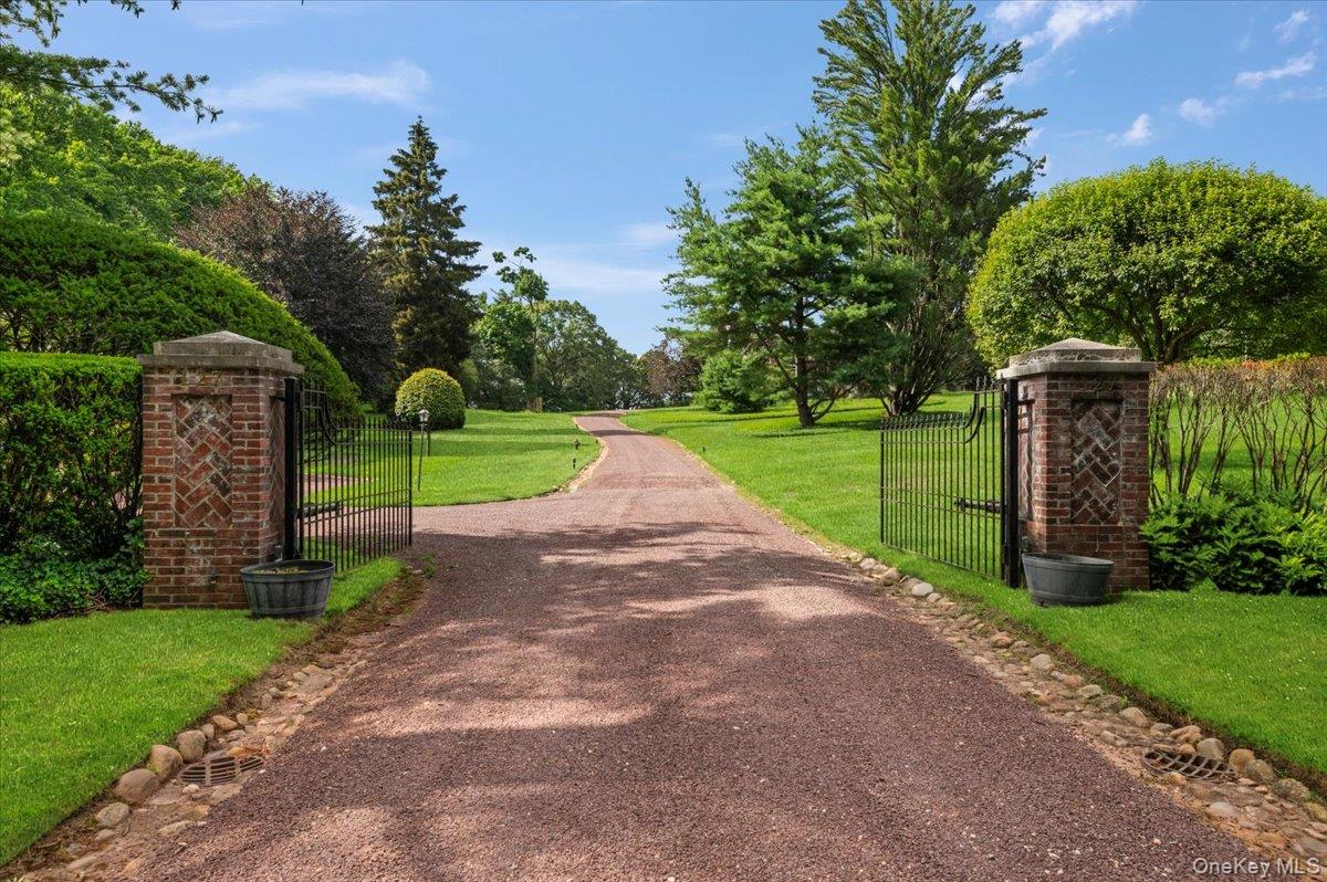 127 Horseshoe Road, Mill Neck, NY 11765