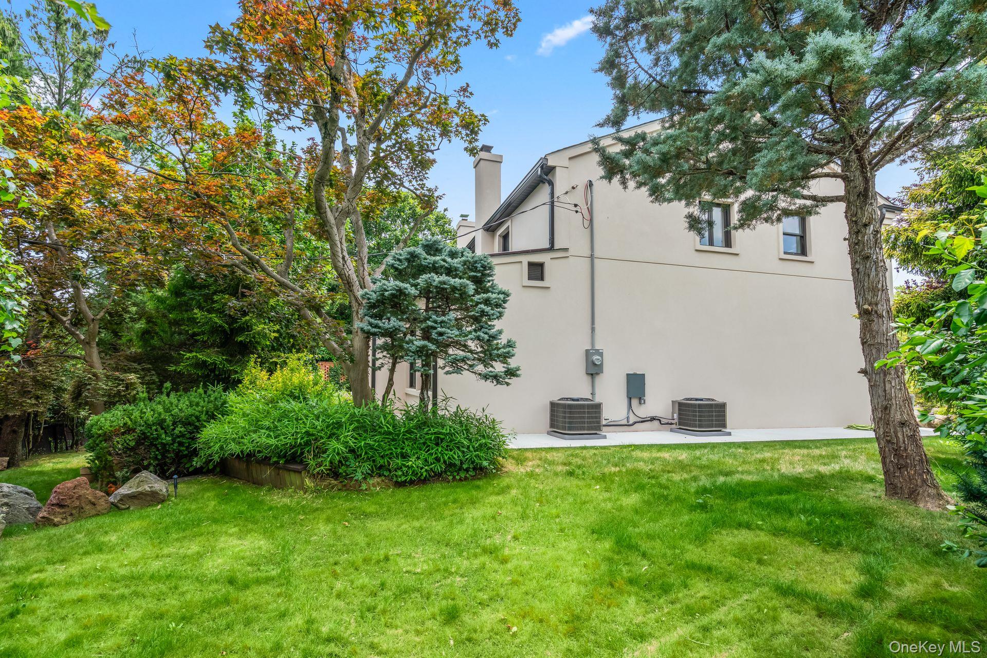 12 Foxhurst Court, Manhasset Hills, NY 11040