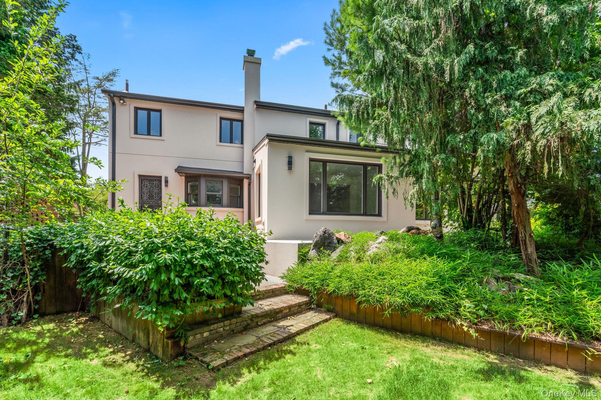 12 Foxhurst Court, Manhasset Hills, NY 11040