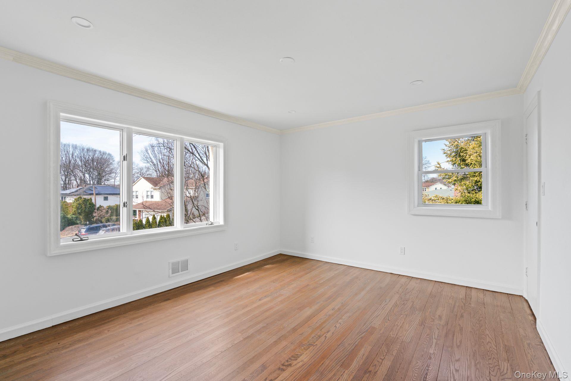 12 Foxhurst Court, Manhasset Hills, NY 11040