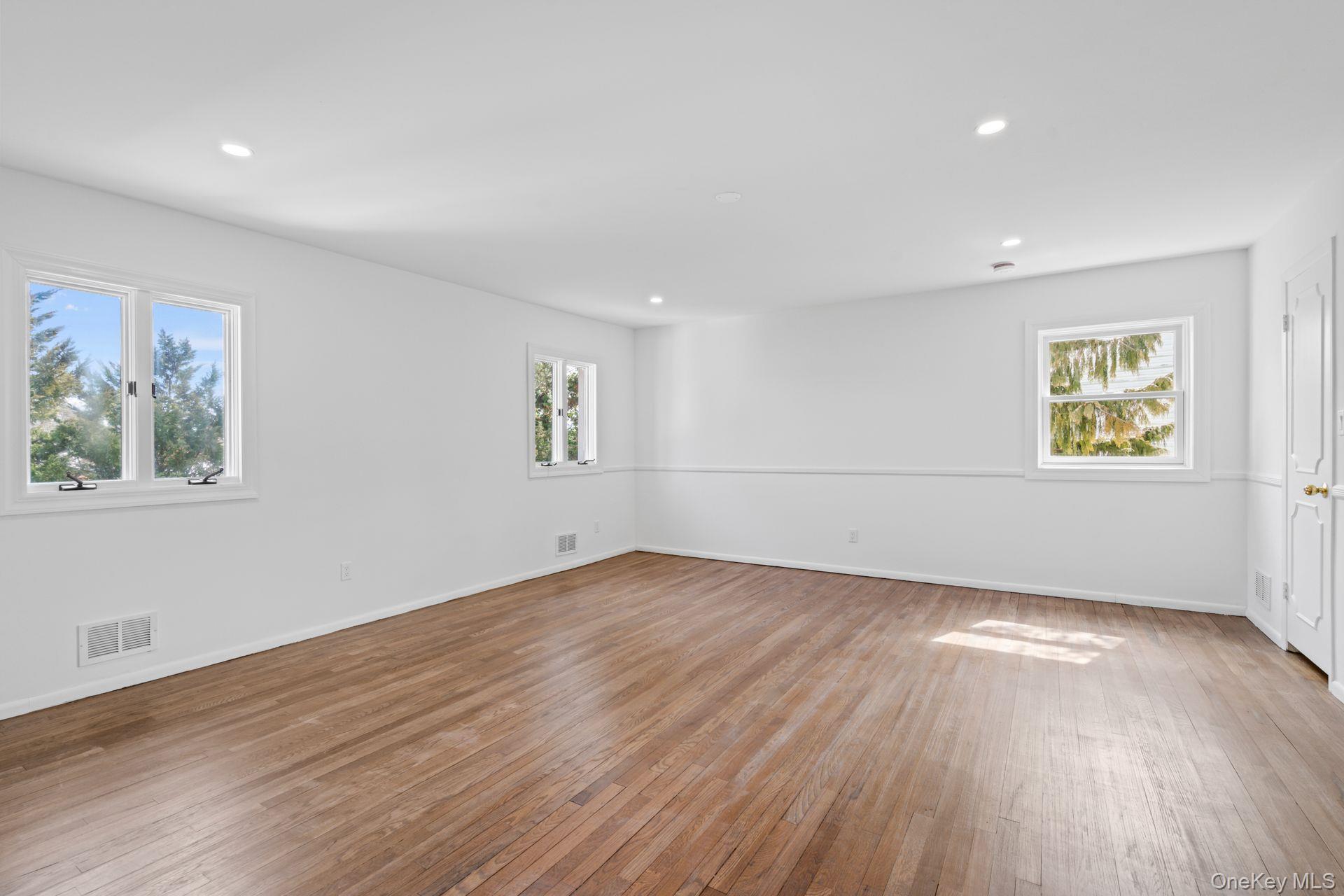 12 Foxhurst Court, Manhasset Hills, NY 11040