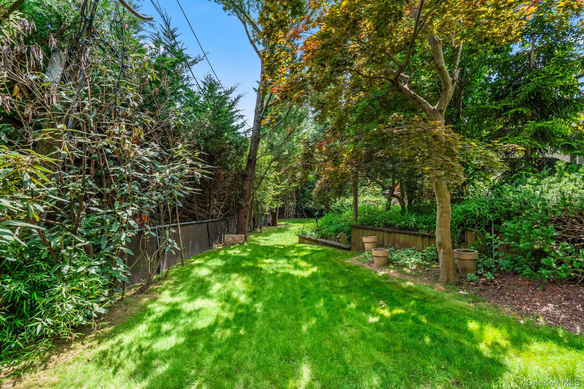 12 Foxhurst Court, Manhasset Hills, NY 11040