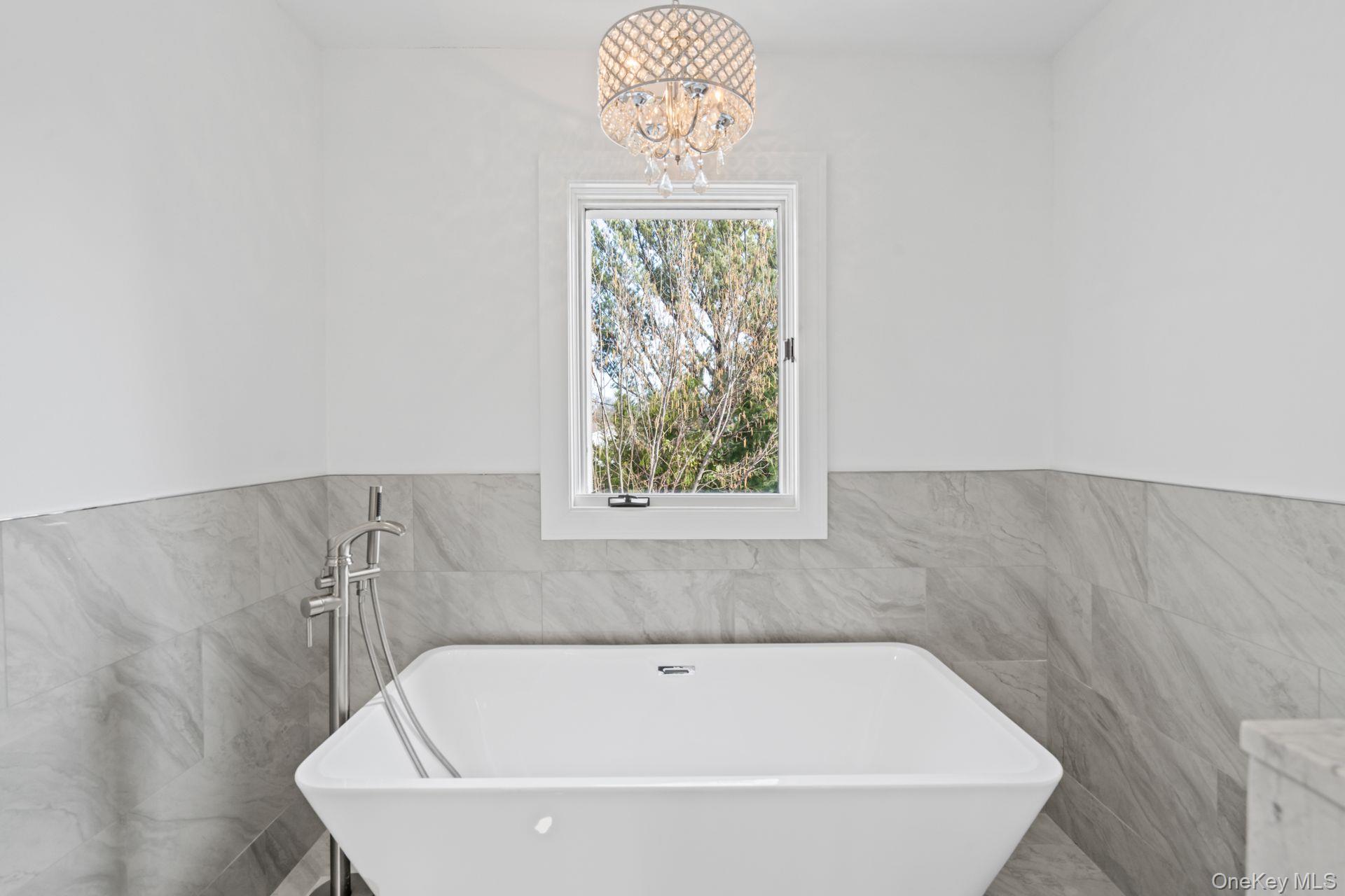 12 Foxhurst Court, Manhasset Hills, NY 11040