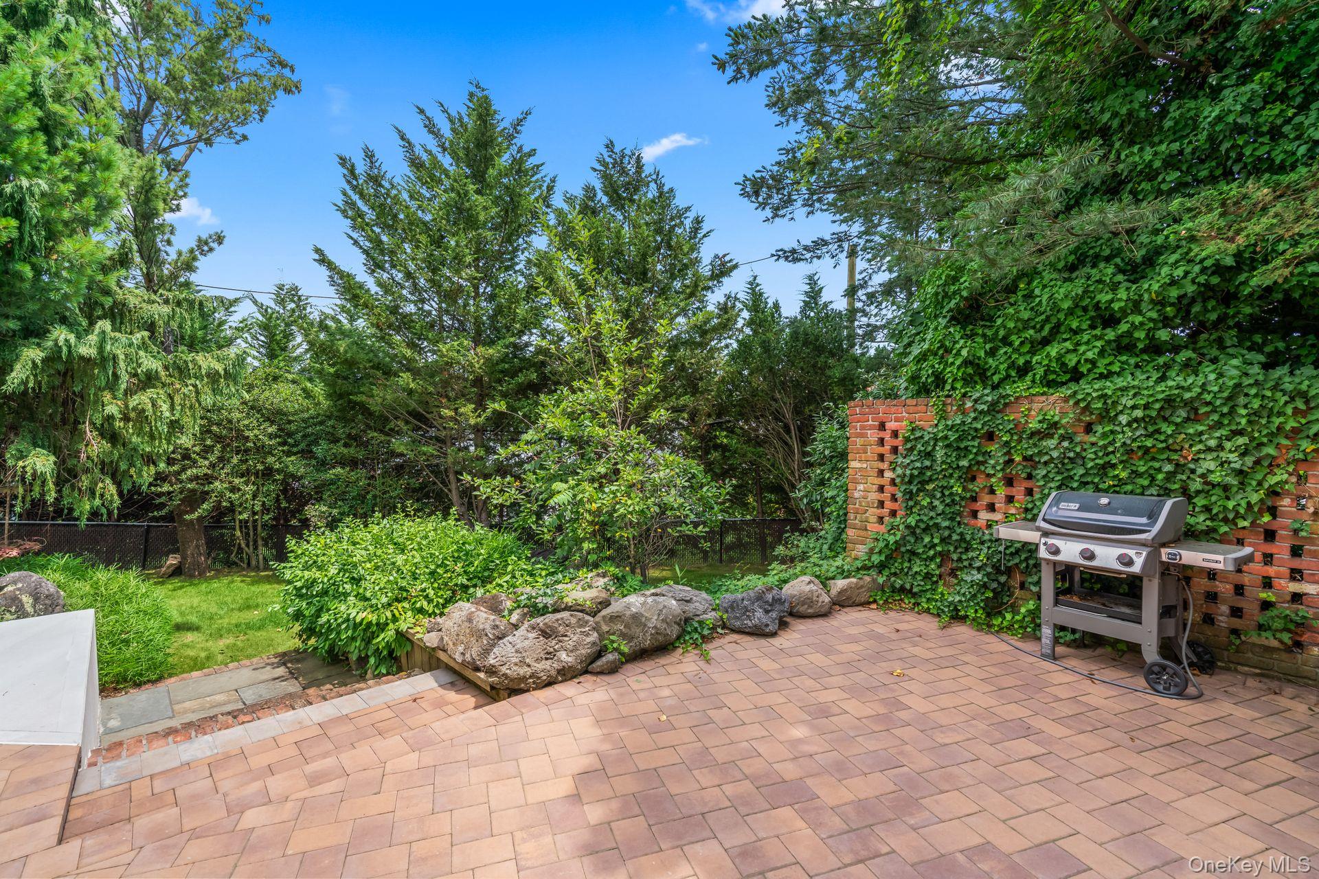 12 Foxhurst Court, Manhasset Hills, NY 11040