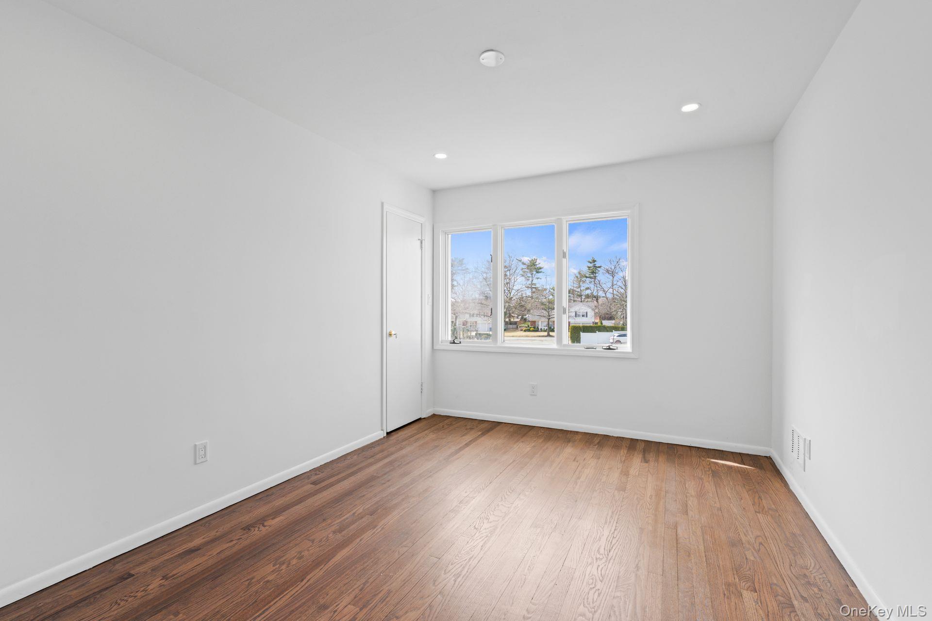 12 Foxhurst Court, Manhasset Hills, NY 11040