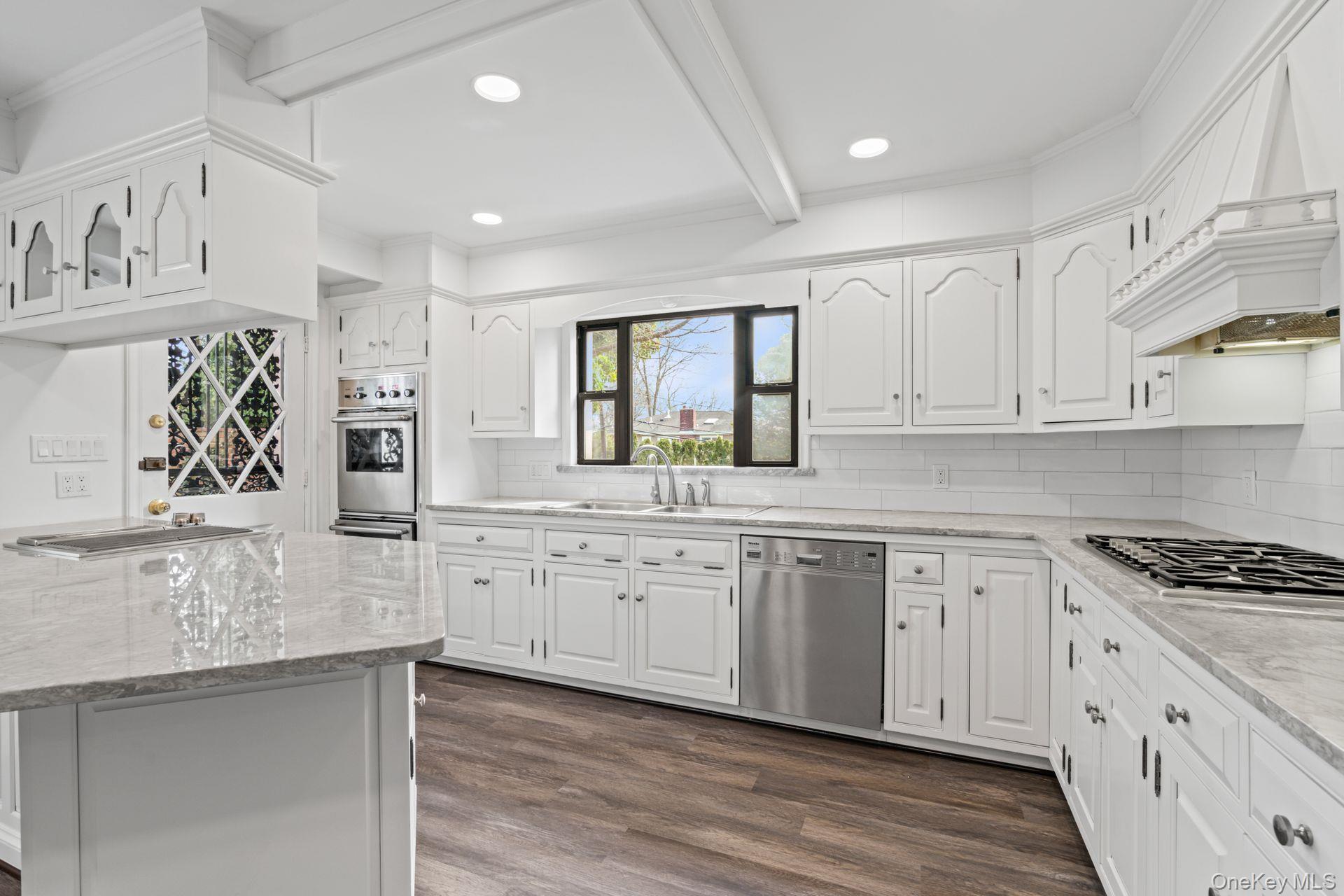 12 Foxhurst Court, Manhasset Hills, NY 11040