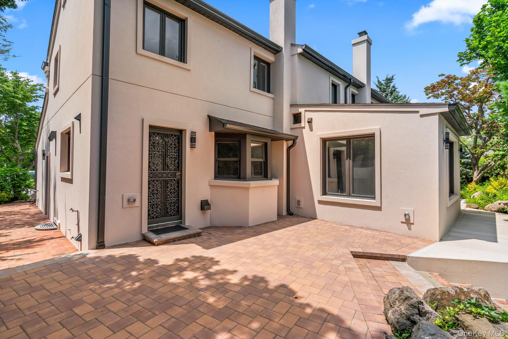 12 Foxhurst Court, Manhasset Hills, NY 11040