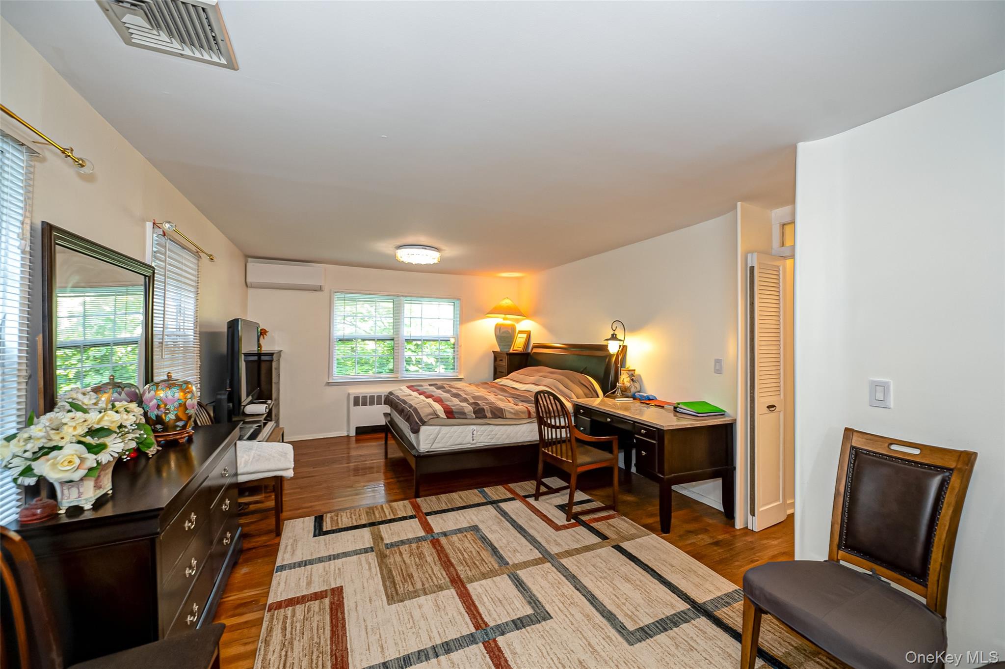 90 E Broadway, Roslyn, NY 11576