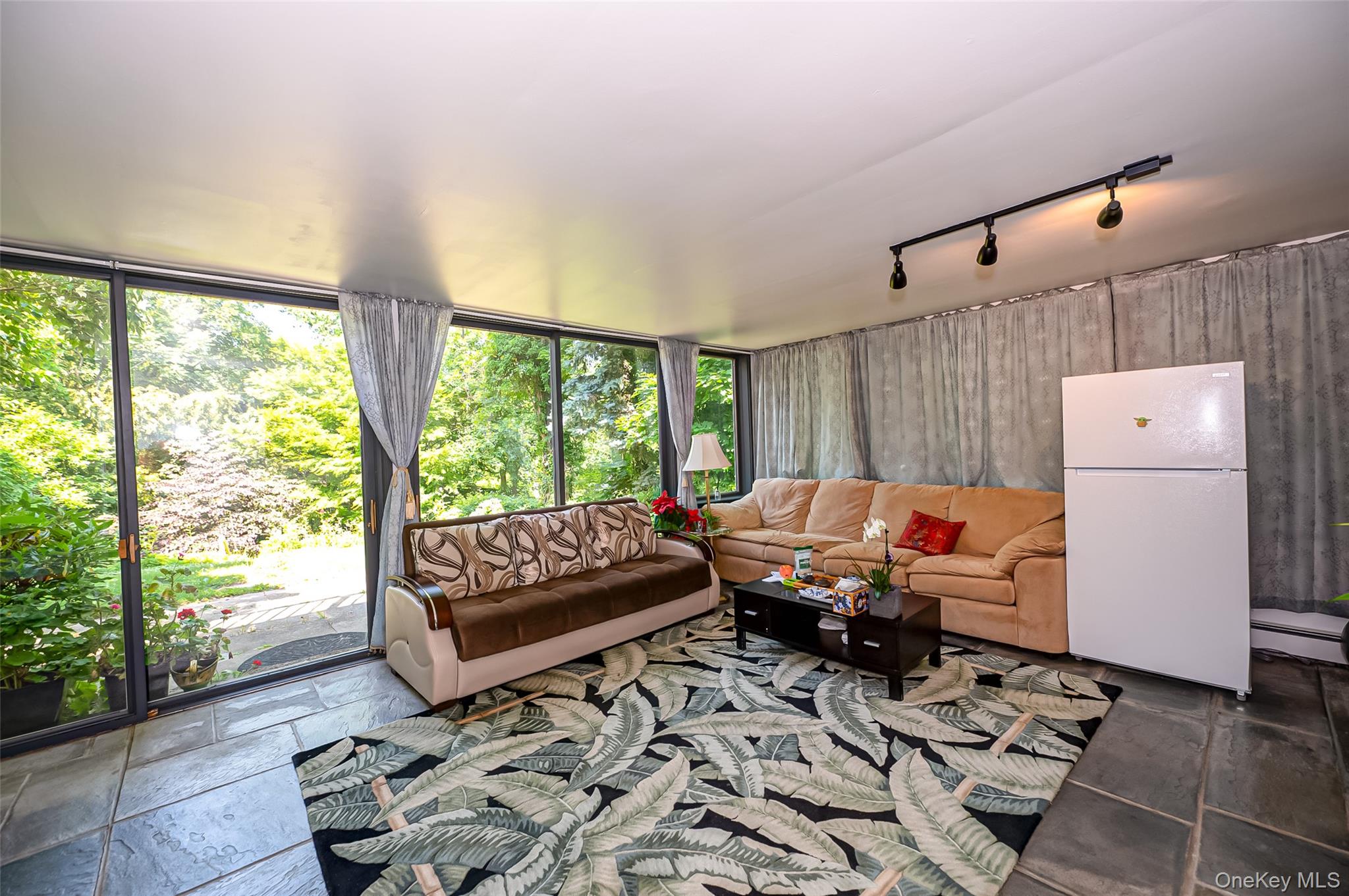 90 E Broadway, Roslyn, NY 11576