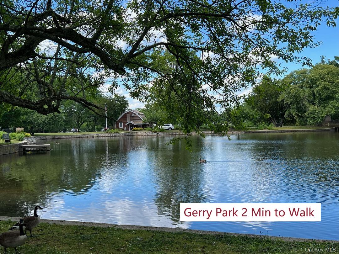 90 E Broadway, Roslyn, NY 11576