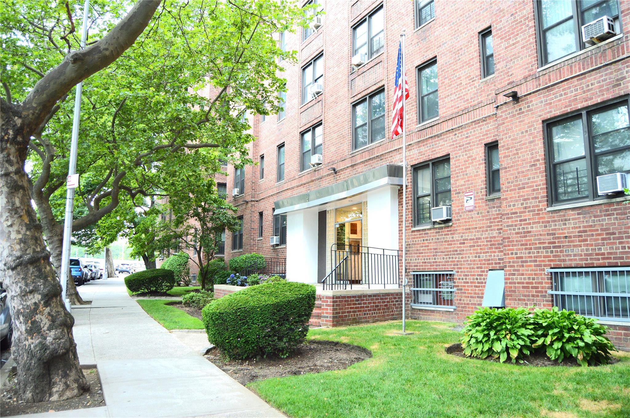 84-31 Van Wyck Expressway # 5F, Briarwood, NY 11435