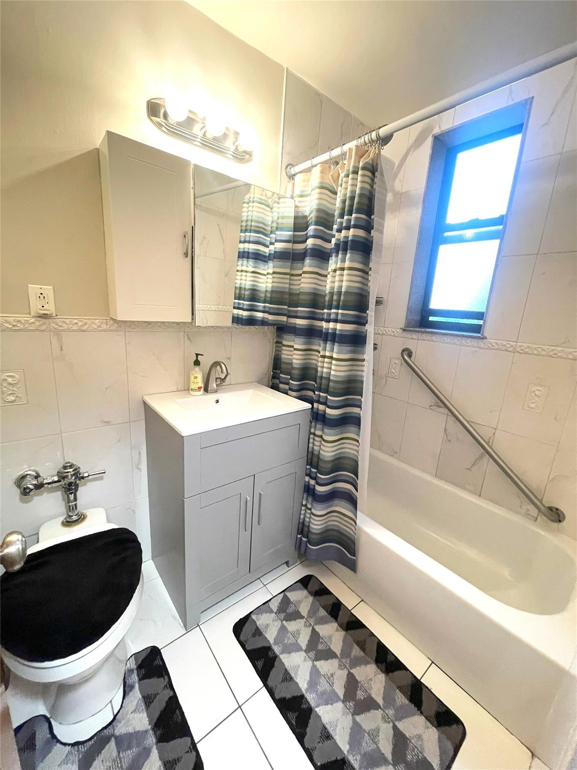 84-31 Van Wyck Expressway # 5F, Briarwood, NY 11435