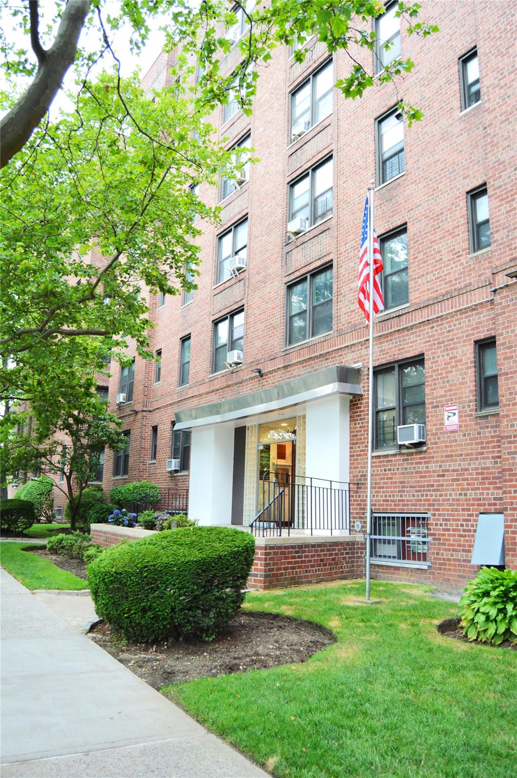 84-31 Van Wyck Expressway # 5F, Briarwood, NY 11435