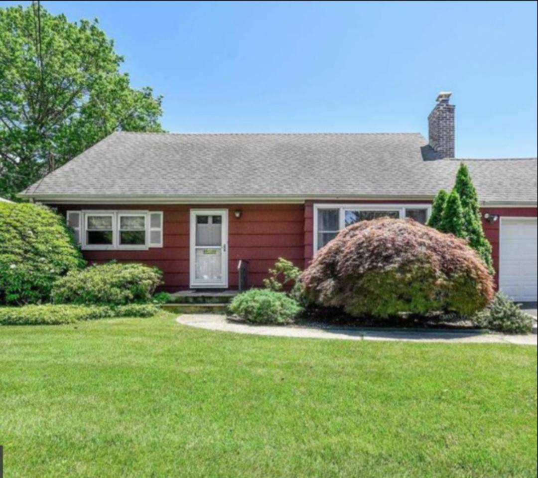 11 Glenwood Road, Glen Head, NY 11545