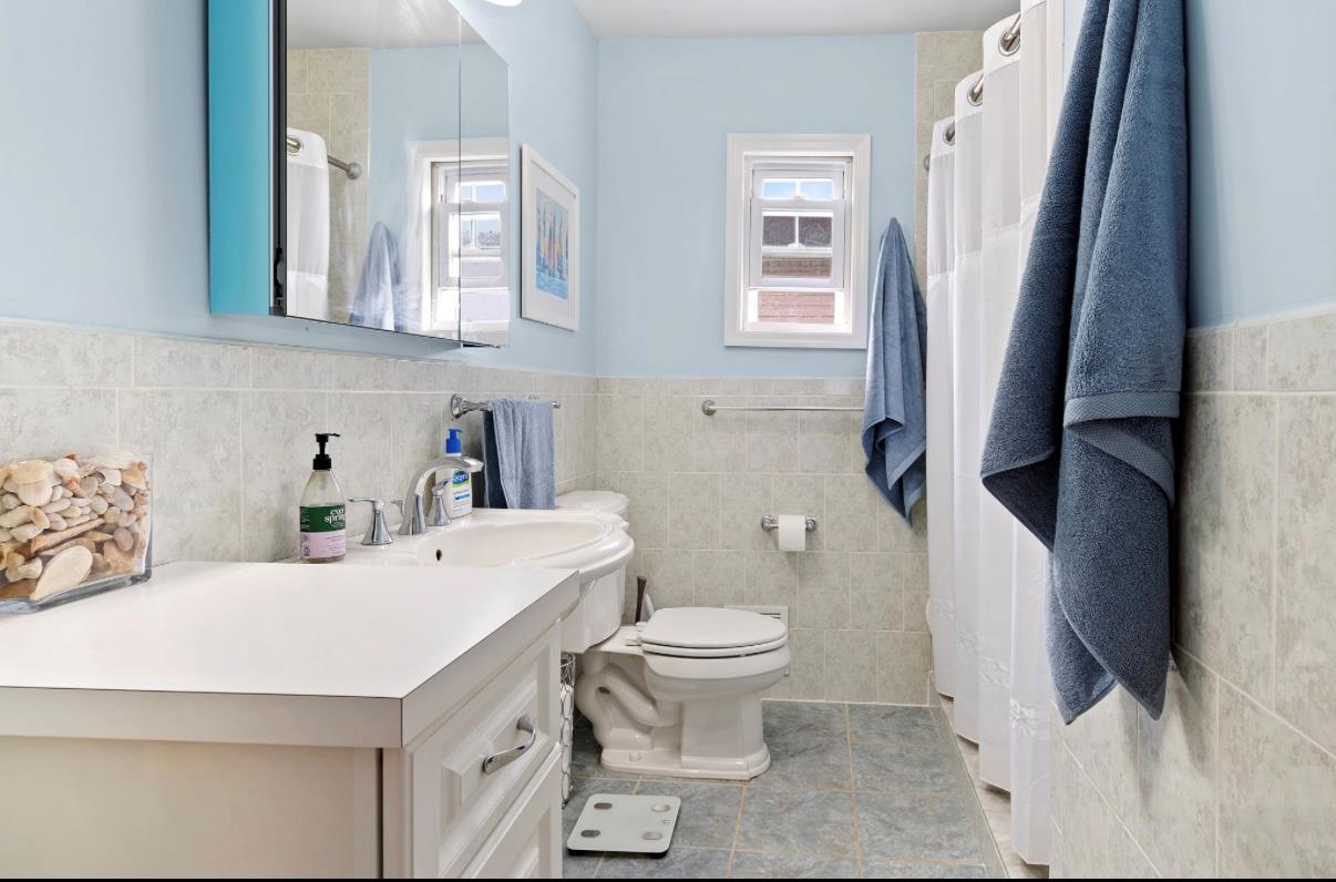 881 Surf Street, Lindenhurst, NY 11757