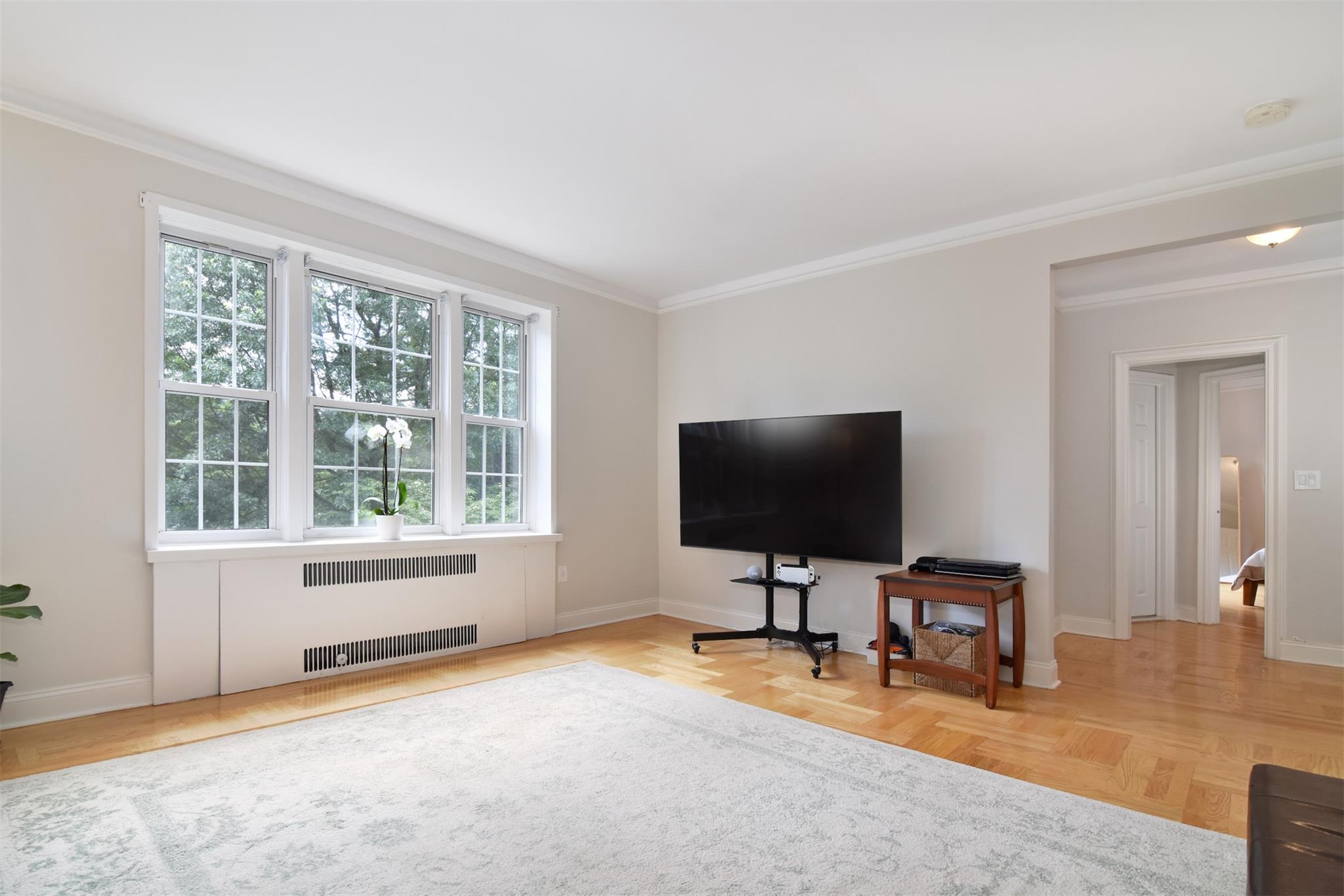 6 Midland Gardens # 2E, Bronxville, NY 10708