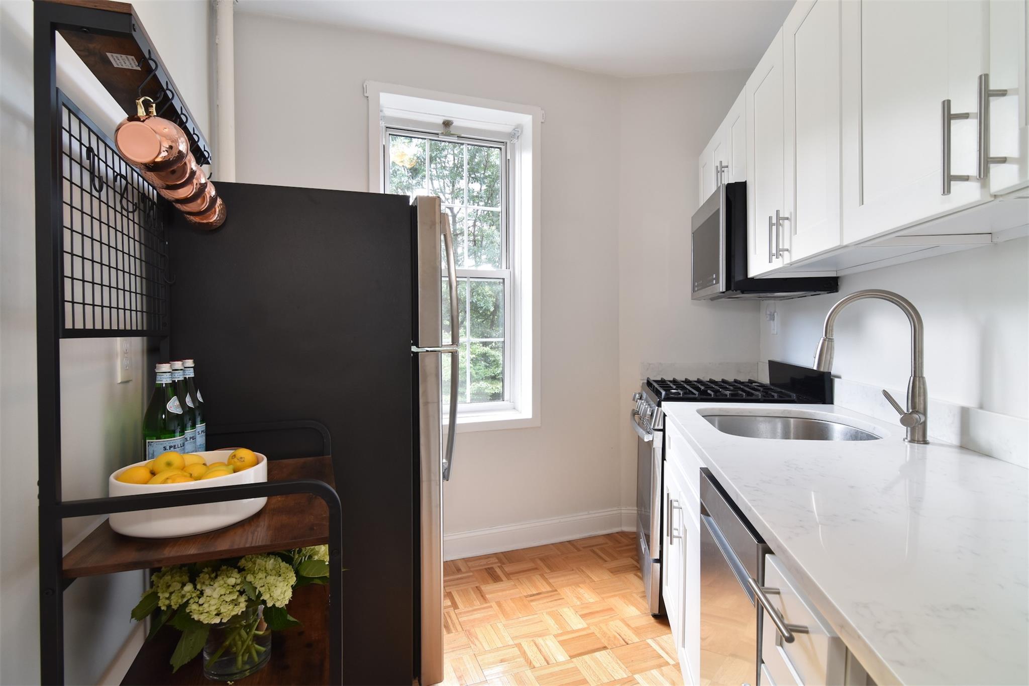 6 Midland Gardens # 2E, Bronxville, NY 10708