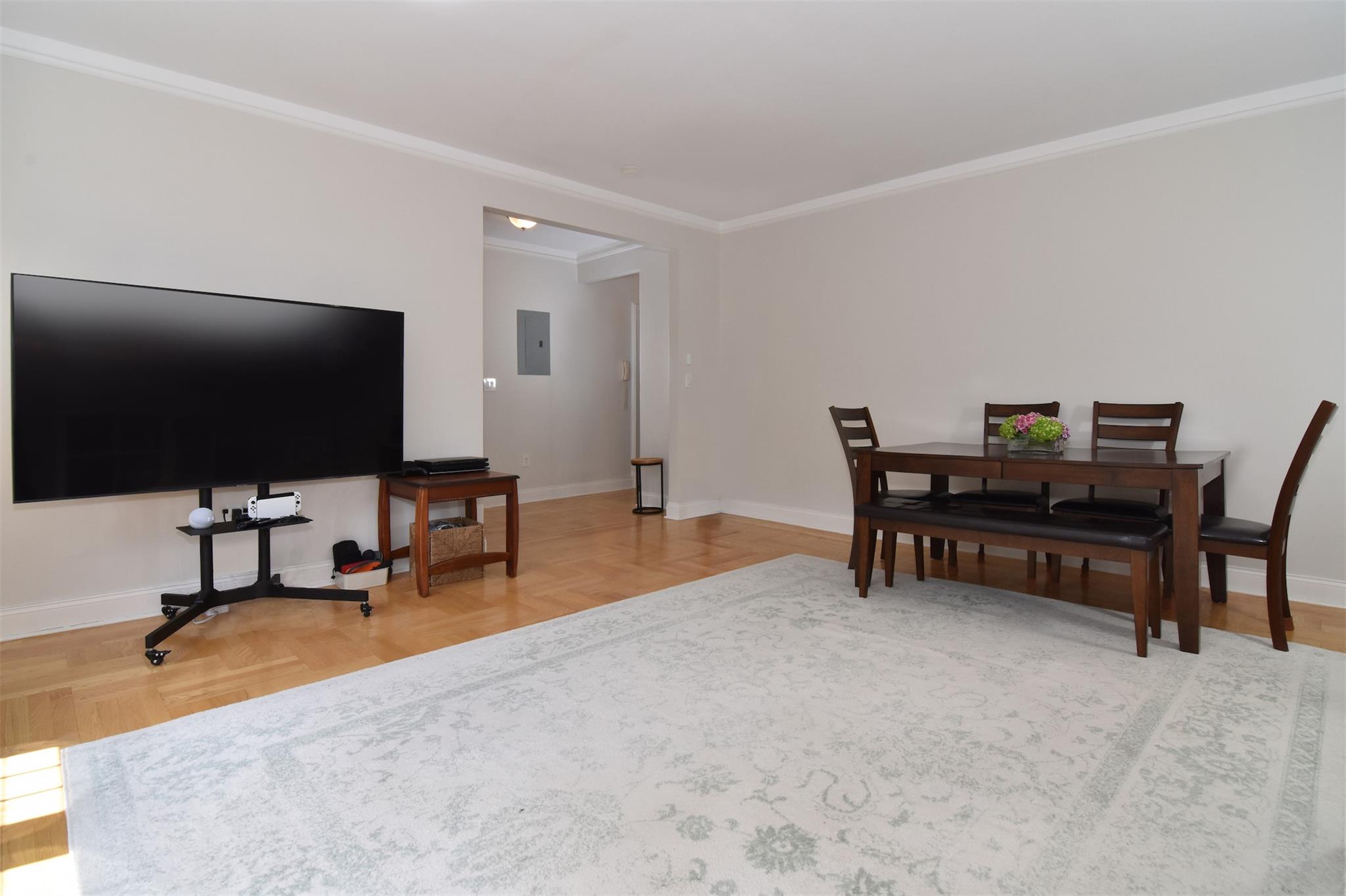 6 Midland Gardens # 2E, Bronxville, NY 10708