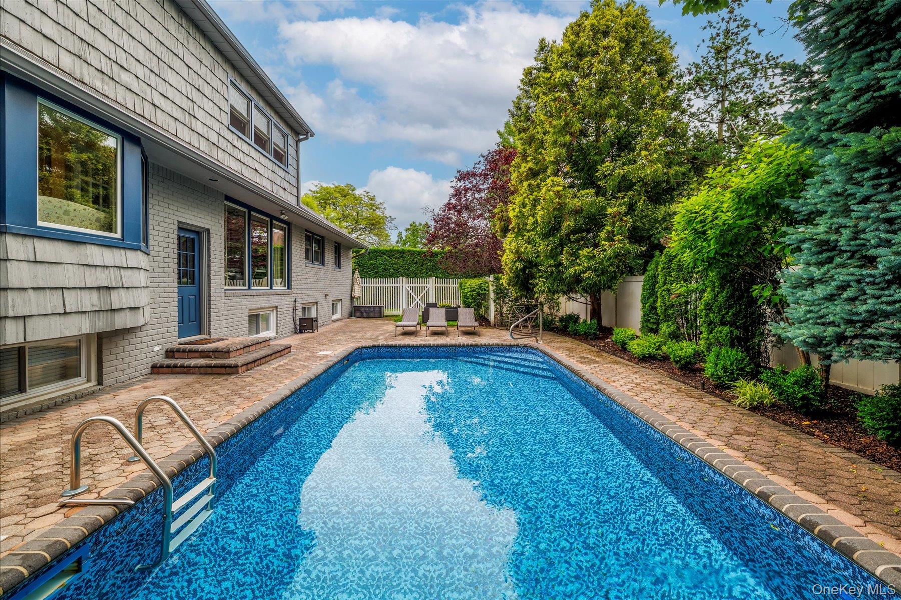 6 Blenheim Court, Rockville Centre, NY 11570