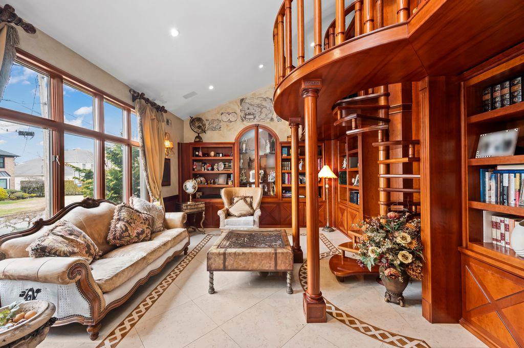 35 Jeffrey Place, Staten Island, NY 10307