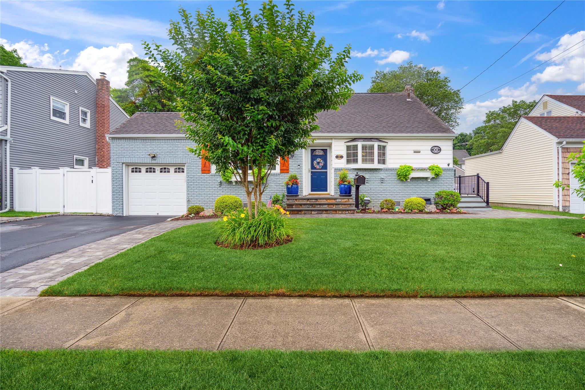 87 3rd Avenue, Massapequa Park, NY 11762