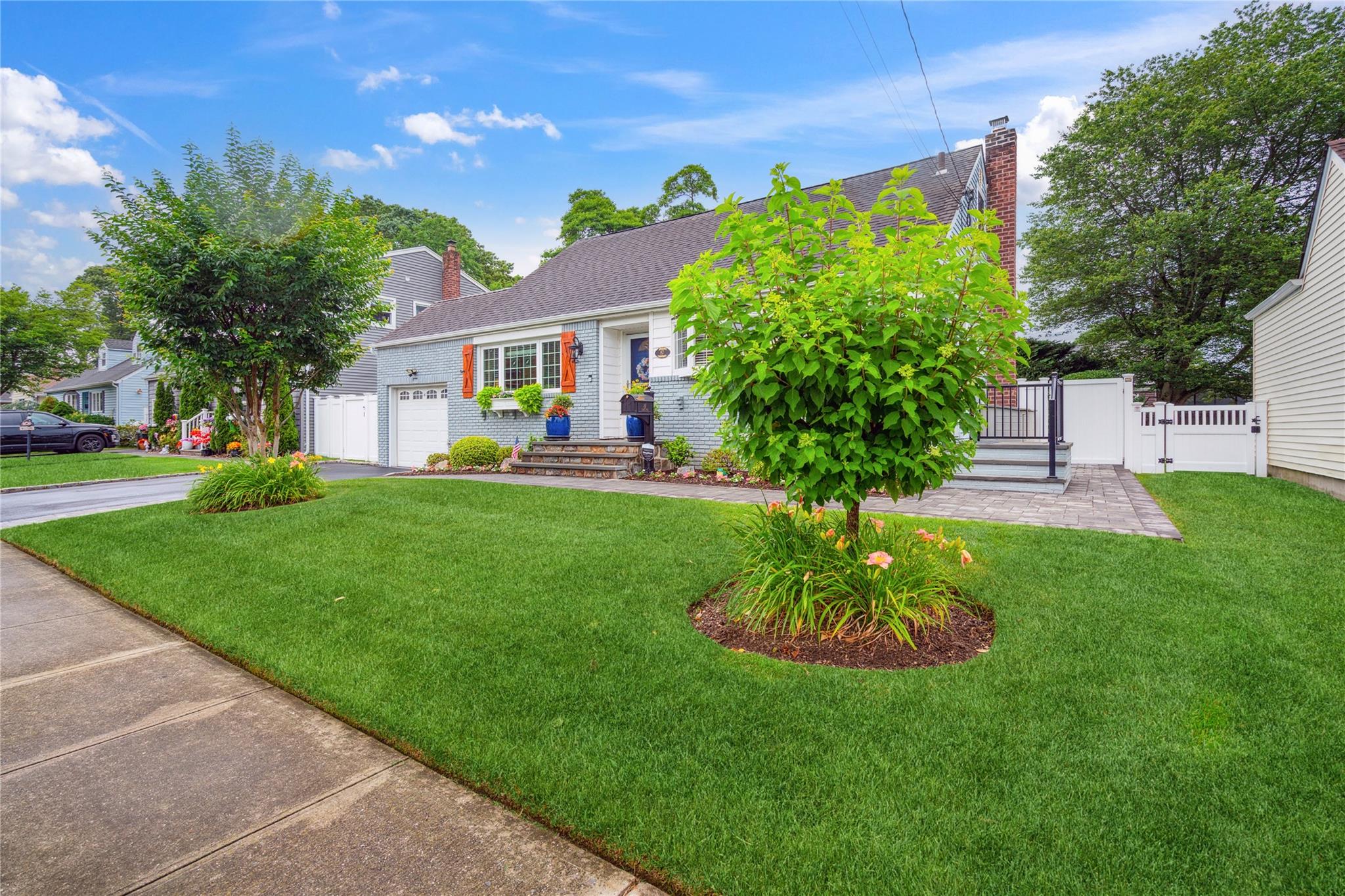 87 3rd Avenue, Massapequa Park, NY 11762