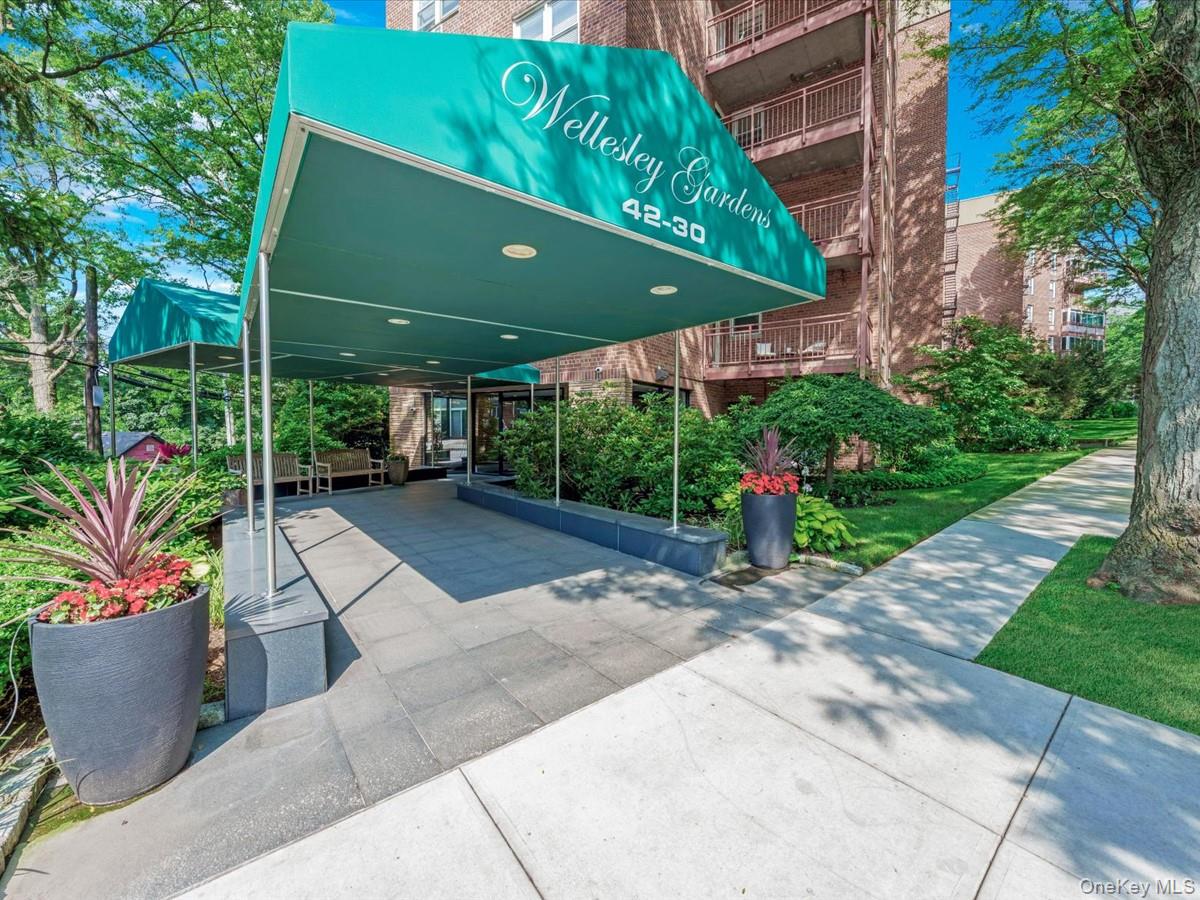 42-30 Douglaston Parkway # 3L, Douglaston, NY 11363