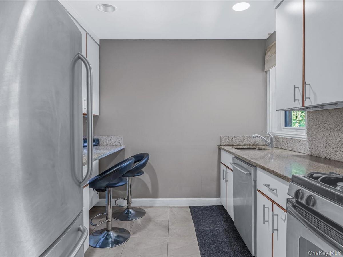 42-30 Douglaston Parkway # 3L, Douglaston, NY 11363