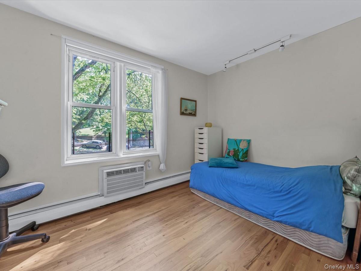 42-30 Douglaston Parkway # 3L, Douglaston, NY 11363